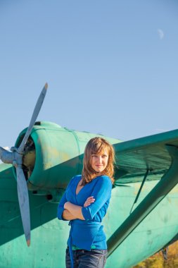 Kız, eski uçak