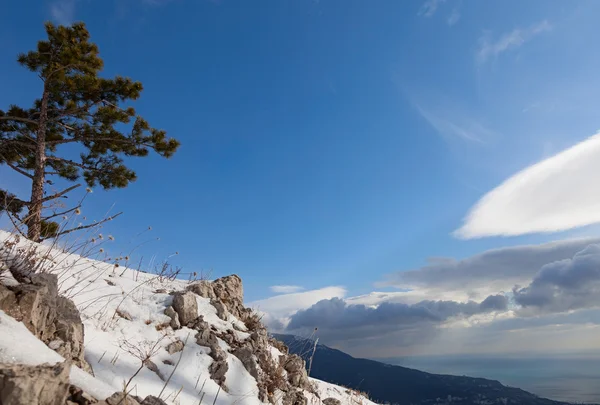 雲と山δύο μοντέρνα κορίτσια — ストック写真