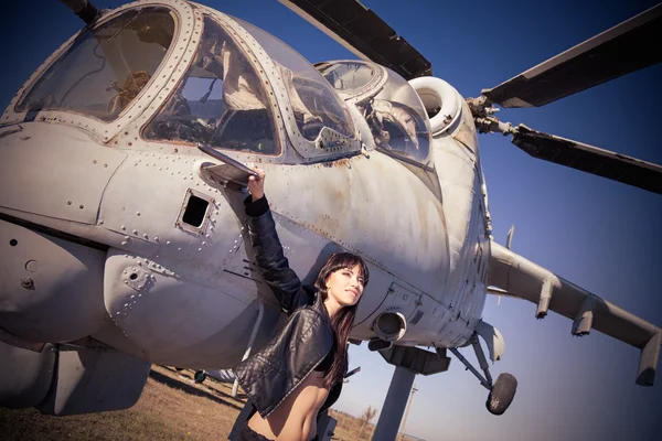 Девушка на старом вертолете — стоковое фото