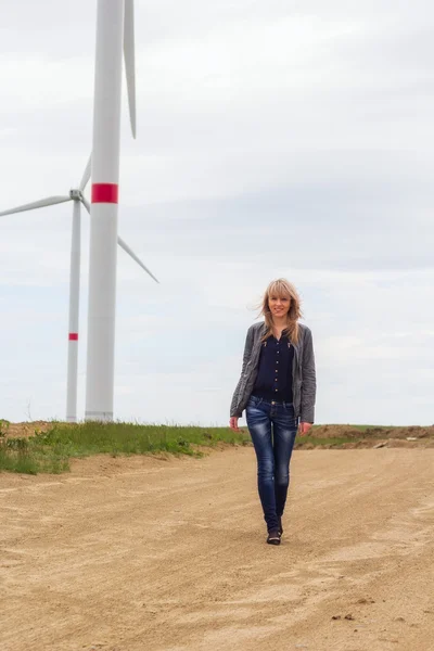 Fille près moulin à vent — Photo