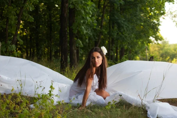 Dziewczyna owinięty w biały tkaniny — Zdjęcie stockowe
