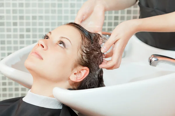 Friseur im Salon — Stockfoto