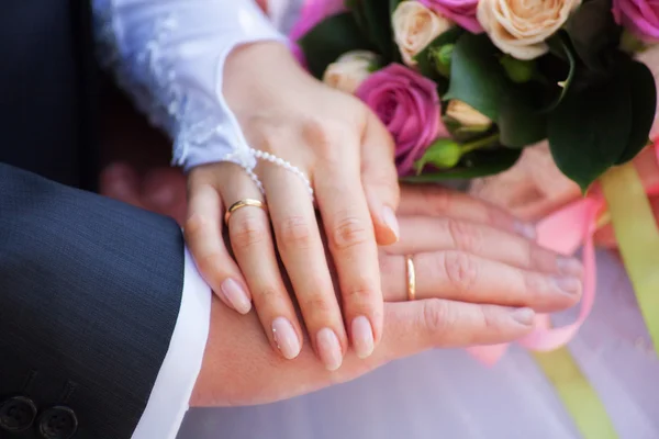 Handen, ringen en bruiloft boeket — Stockfoto