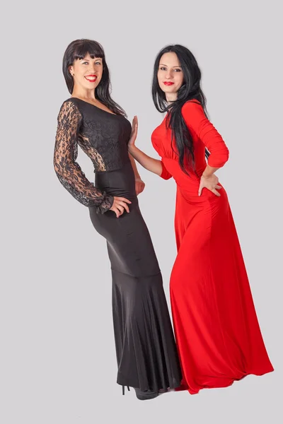 Chicas en vestidos rojos y negros — Foto de Stock