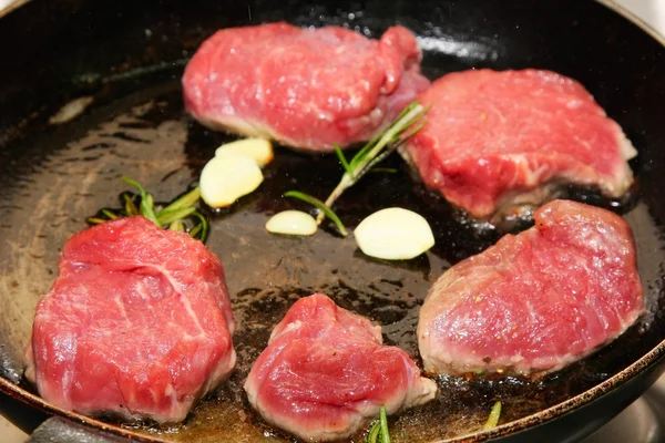 Жареное мясо медальона — стоковое фото