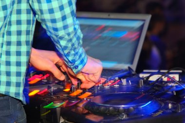 Gece kulübünde DJ konsolu