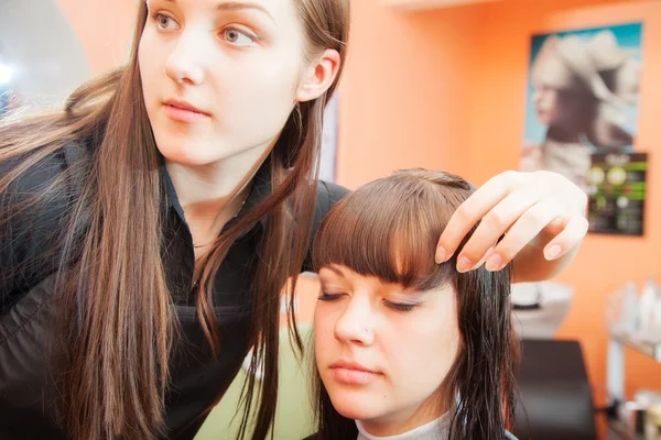 Coiffeur au salon — Photo