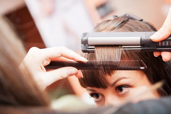 Frisør på salon. indendørs skud - Stock-foto