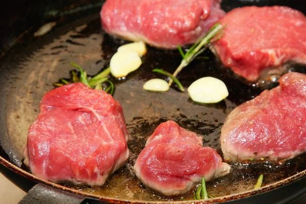 La carne frita en la sartén — Foto de Stock
