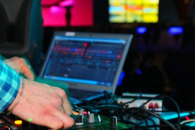Gece kulübünde DJ konsolu