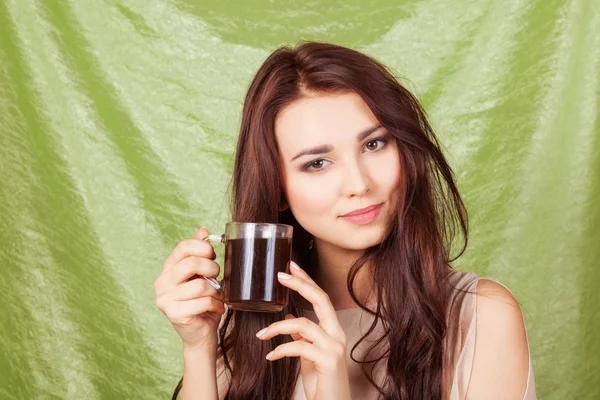 Flicka med kopp kaffe — Stockfoto