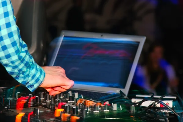 DJ console bij nightclub — Stockfoto