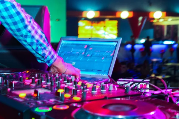 DJ console bij nightclub — Stockfoto