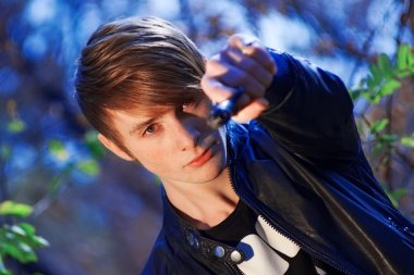 Silahlı Kızıl saçlı adam