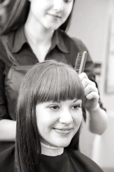 Hairdresser at salon — Stock Photo, Image