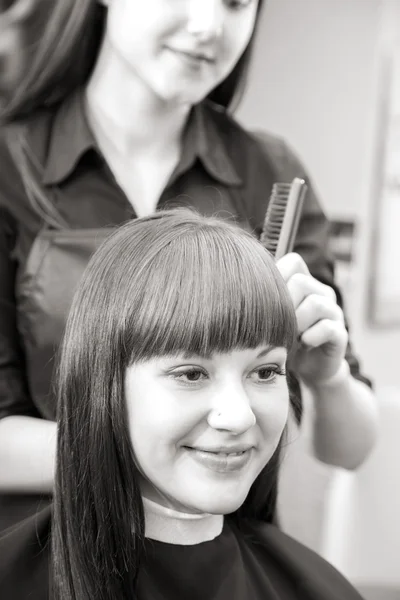 Coiffeur au salon — Photo