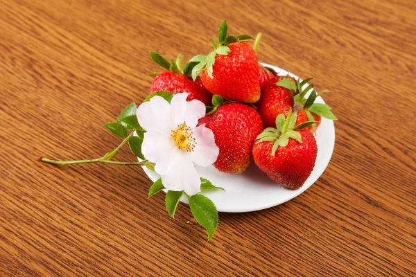Beautiful, juicy, ripe strawberry — Stock Photo, Image