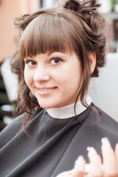 Fille dans un salon de coiffure — Photo