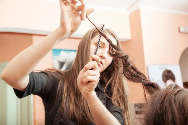 Creating hairstyles hairdresser — Stock Photo, Image