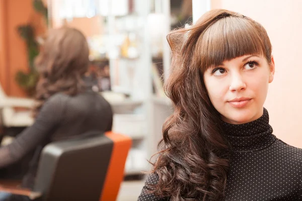 Meisje in een kapsalon — Stockfoto