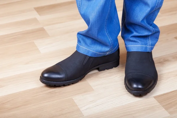 Jambes masculines en chaussure — Photo