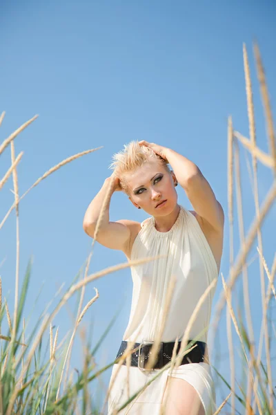 Eine schöne Blondine — Stockfoto