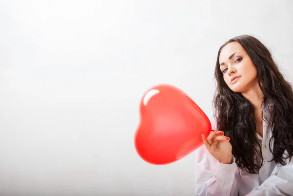 Menina atraente com coração vermelho — Fotografia de Stock