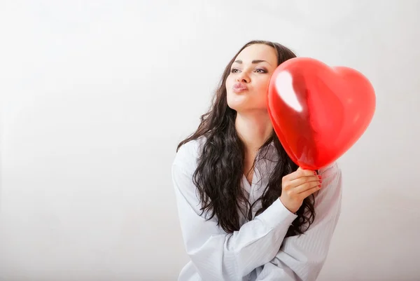 Menina atraente com coração vermelho — Fotografia de Stock