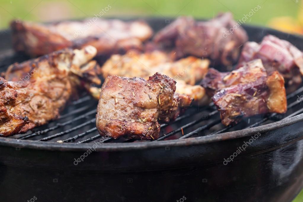 Barbekü Izgara kırmızı et yemek — Stok Foto © pashapixel 121934620
