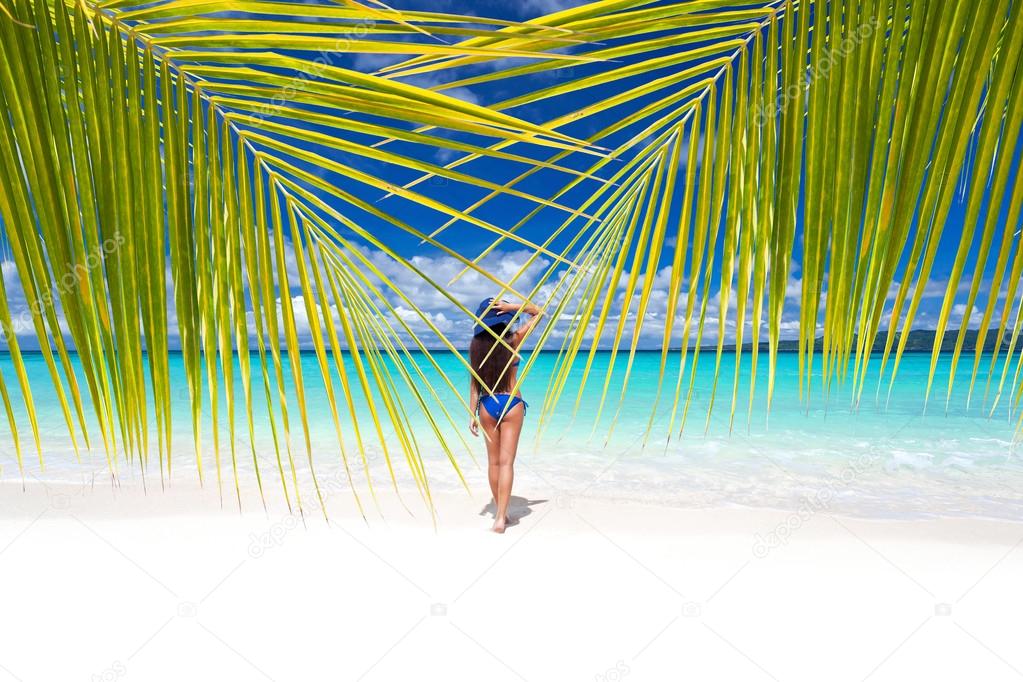 Resultado de imagem para imagens mulher olhando folhas palmeiras