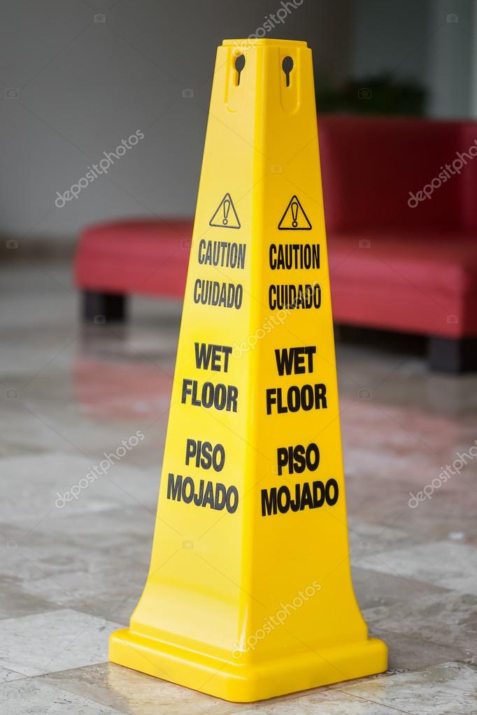 cartello giallo attenzione pavimento bagnato immagini stock