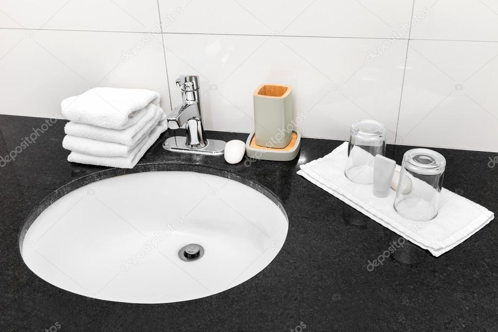 Badkamer wastafel op toilet interieur u2014 stockfoto © pashapixel #71784807