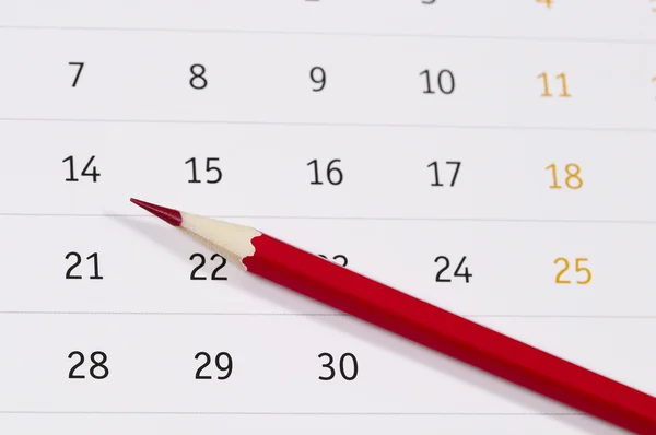 Lápiz rojo sobre calendario — Foto de Stock