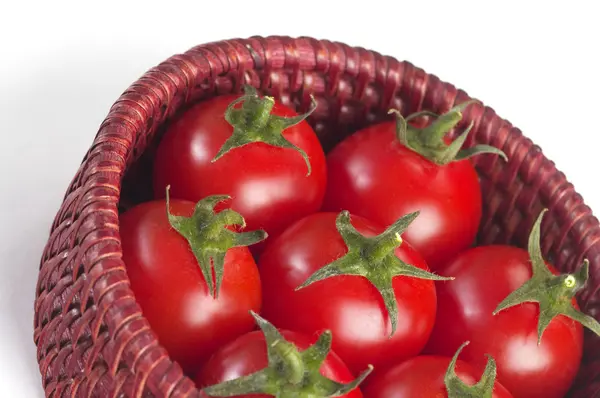 Tomates cherry en el pequeño fragmento de la cesta —  Fotos de Stock