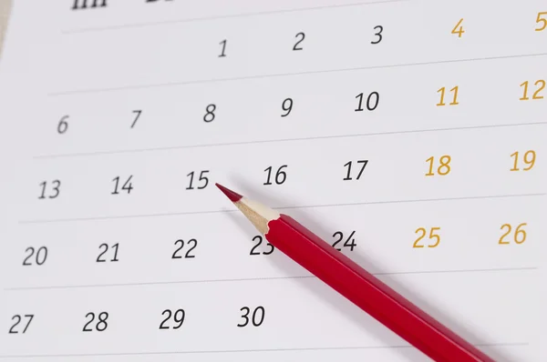 Lápiz rojo sobre calendario — Foto de Stock