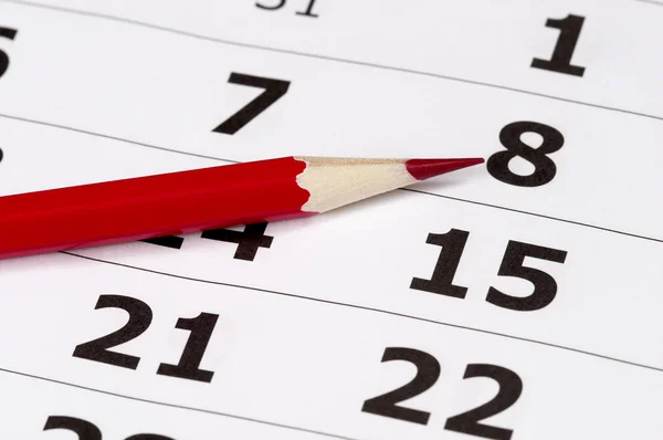 Lápiz rojo sobre calendario — Foto de Stock