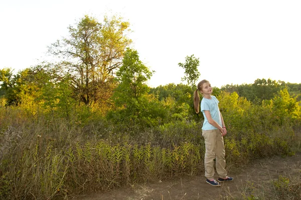 Menina na floresta — Fotografia de Stock