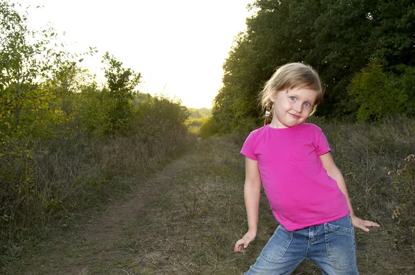 Liten flicka i skogen — Stockfoto