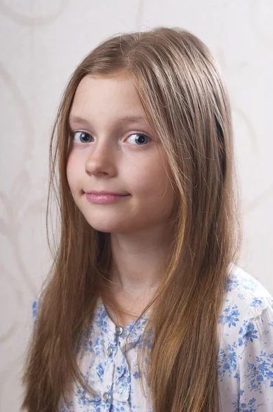 Menina sorridente bonita — Fotografia de Stock