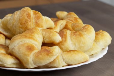 Taze kruvasanlar plaka üzerinde