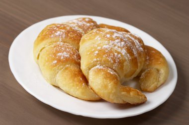 Taze kruvasanlar plaka üzerinde