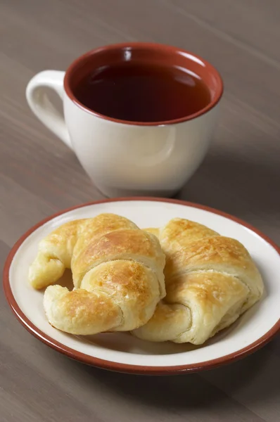 Čerstvé croissanty a čaj — Stock fotografie