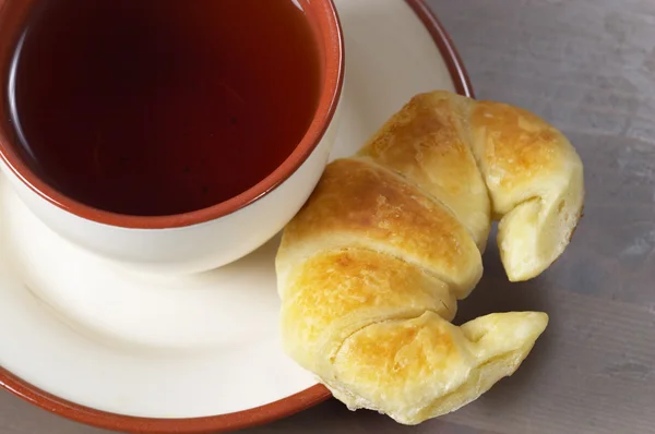 Croissant fresco e chá — Fotografia de Stock