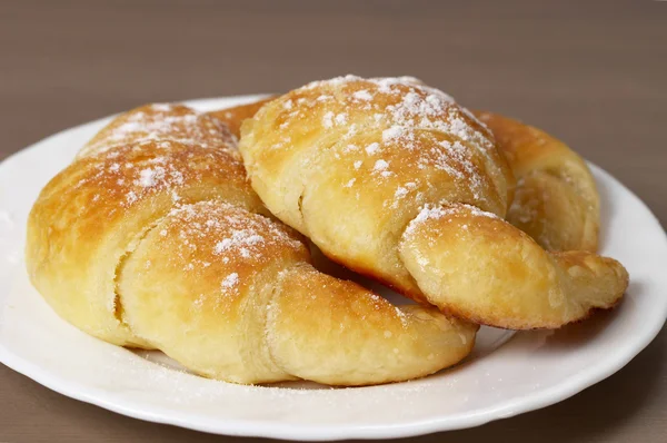 Čerstvé croissanty na desku — Stock fotografie