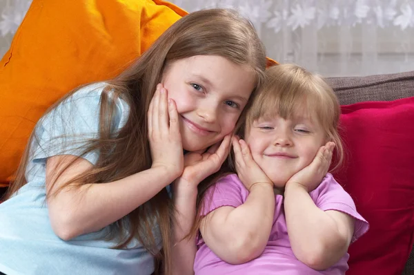 Dos hermanas sonrientes — Foto de Stock