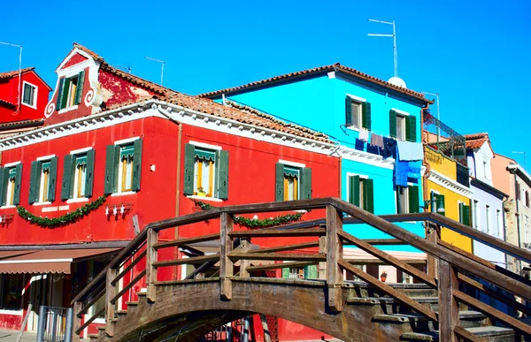 Puente y canal con casas de colores en la famosa isla de Burano — Foto de Stock