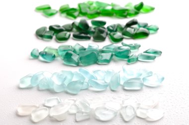 Deniz kenarında cilalı ıslak cam parçaları 