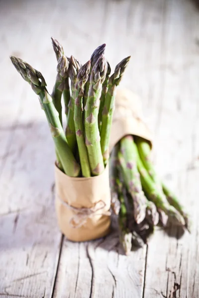 Due mazzi di asparagi freschi — Foto Stock