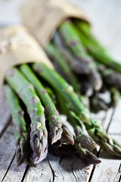 Mazzi di asparagi freschi — Foto Stock