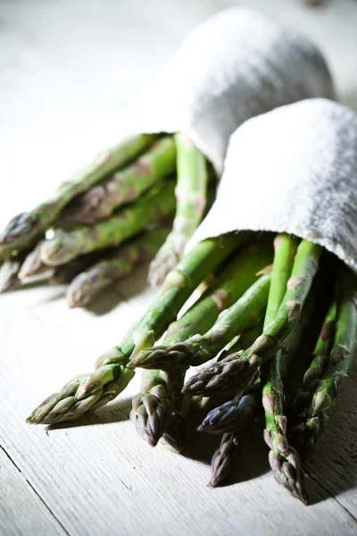 Mazzi di asparagi freschi — Foto Stock